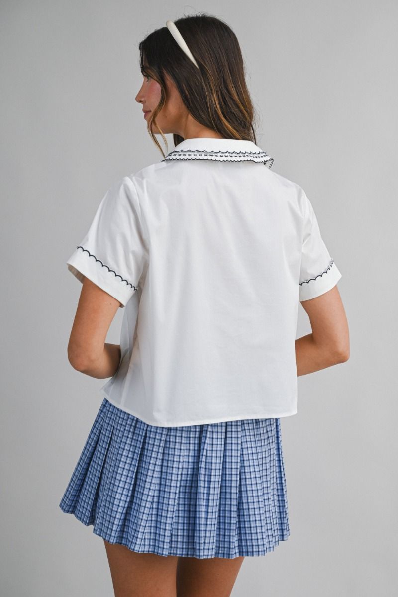 Poplin short-sleeve shirt featuring a rounded Peter Pan collar.