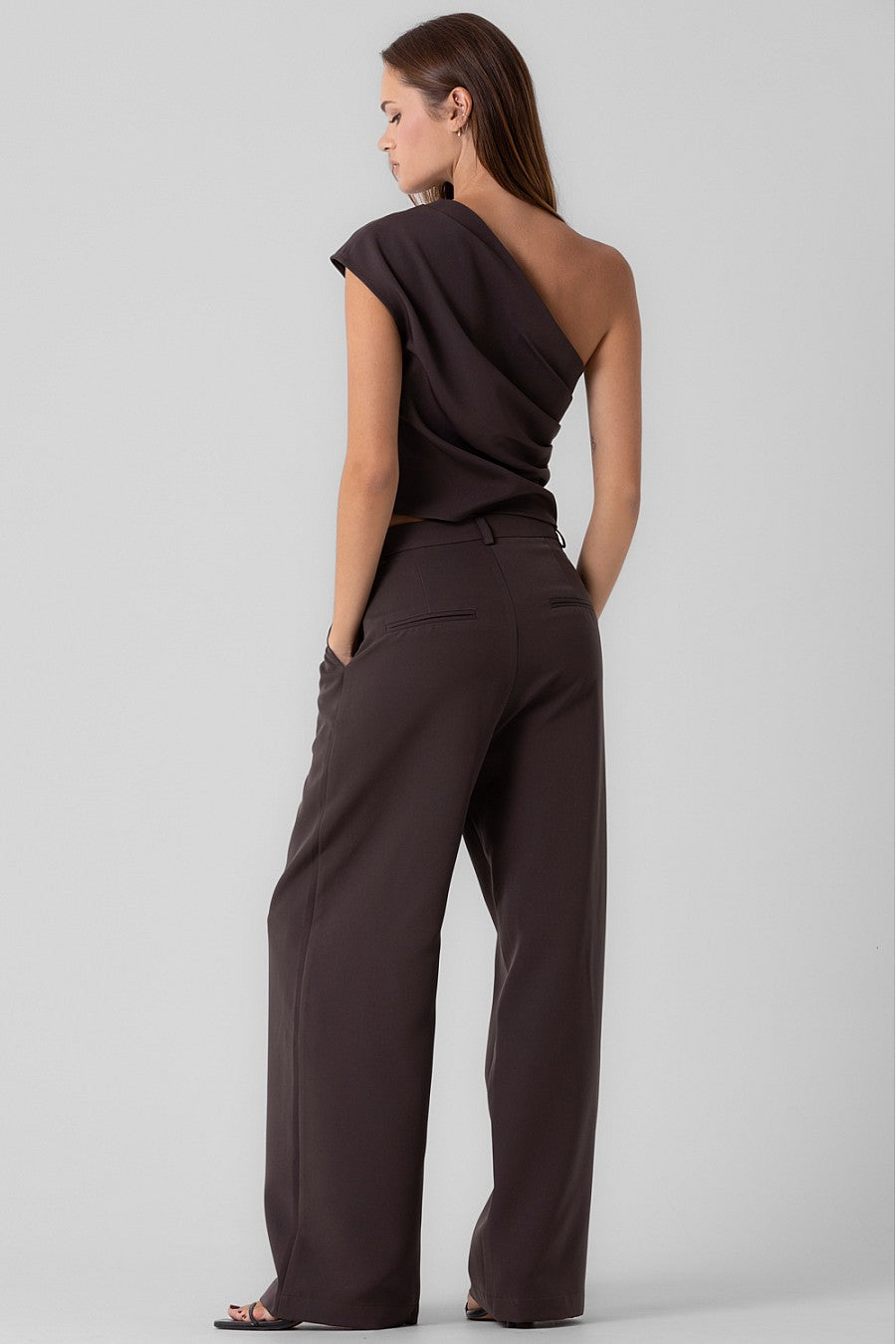 ONE SHOULDER TOP AND
PANTS SET