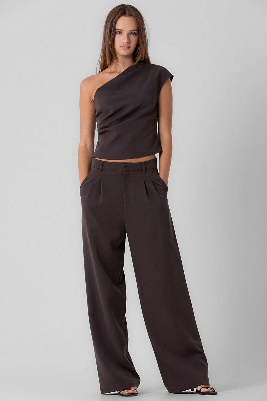 ONE SHOULDER TOP AND
PANTS SET