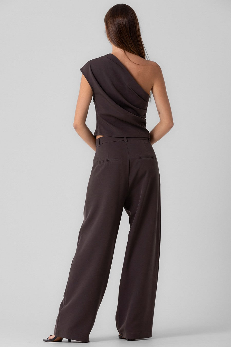 ONE SHOULDER TOP AND
PANTS SET