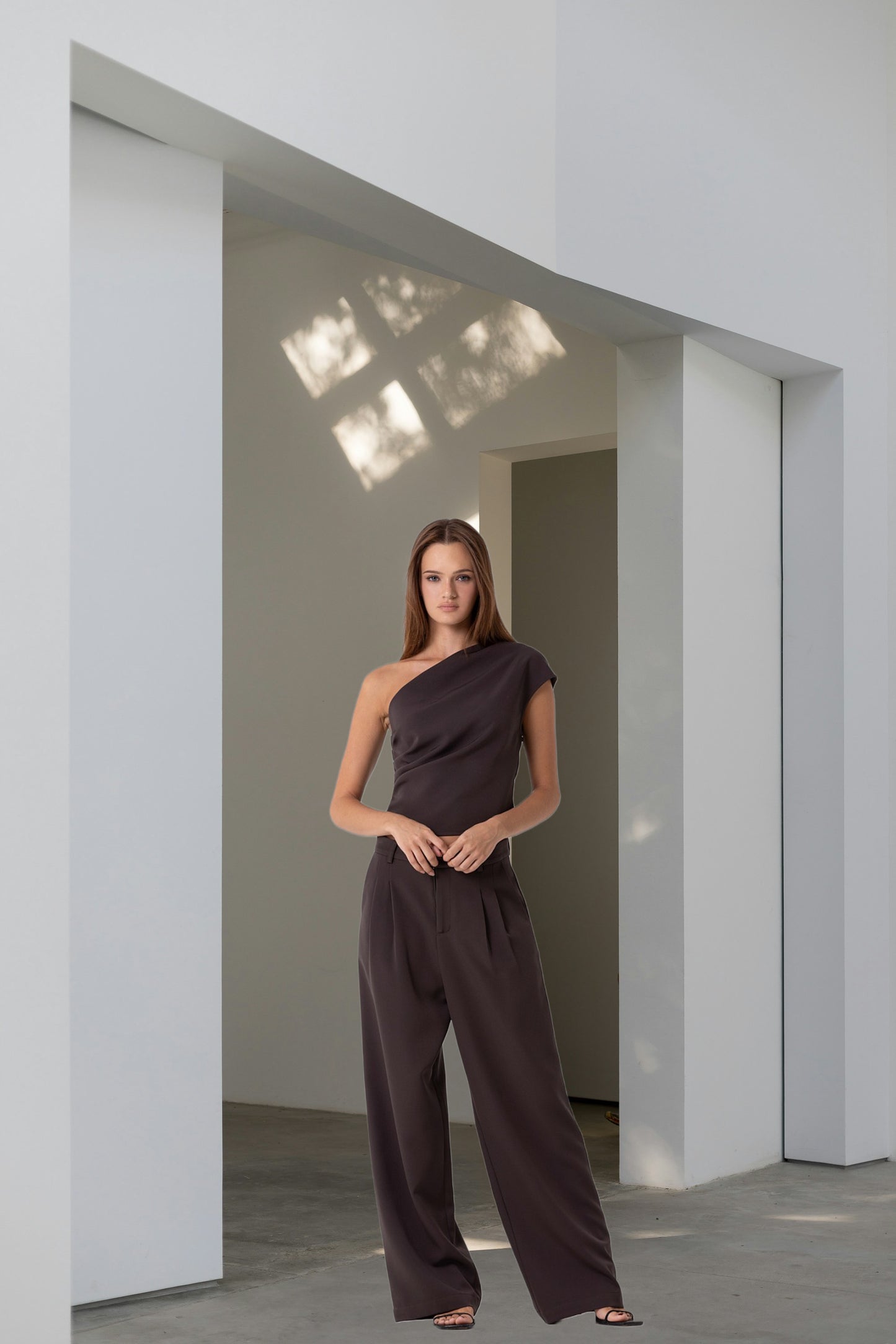 ONE SHOULDER TOP AND
PANTS SET