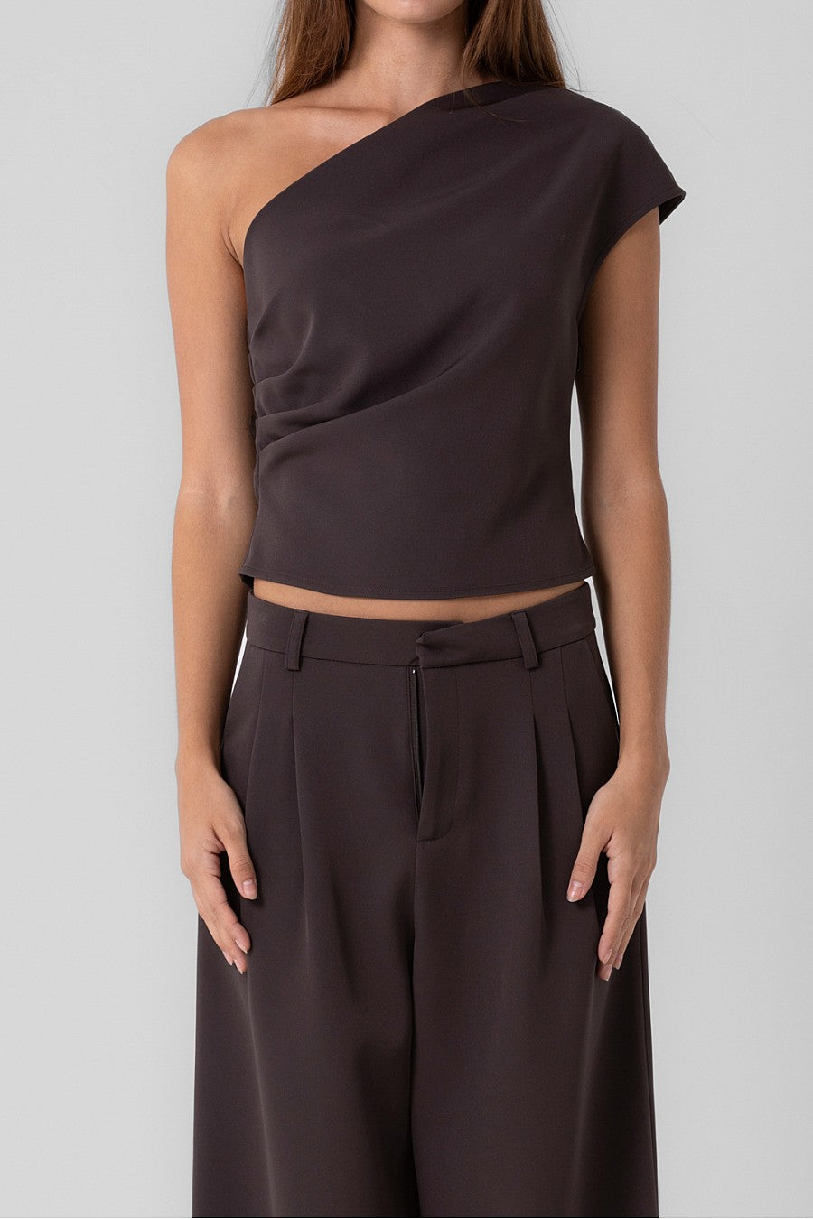 ONE SHOULDER TOP AND
PANTS SET