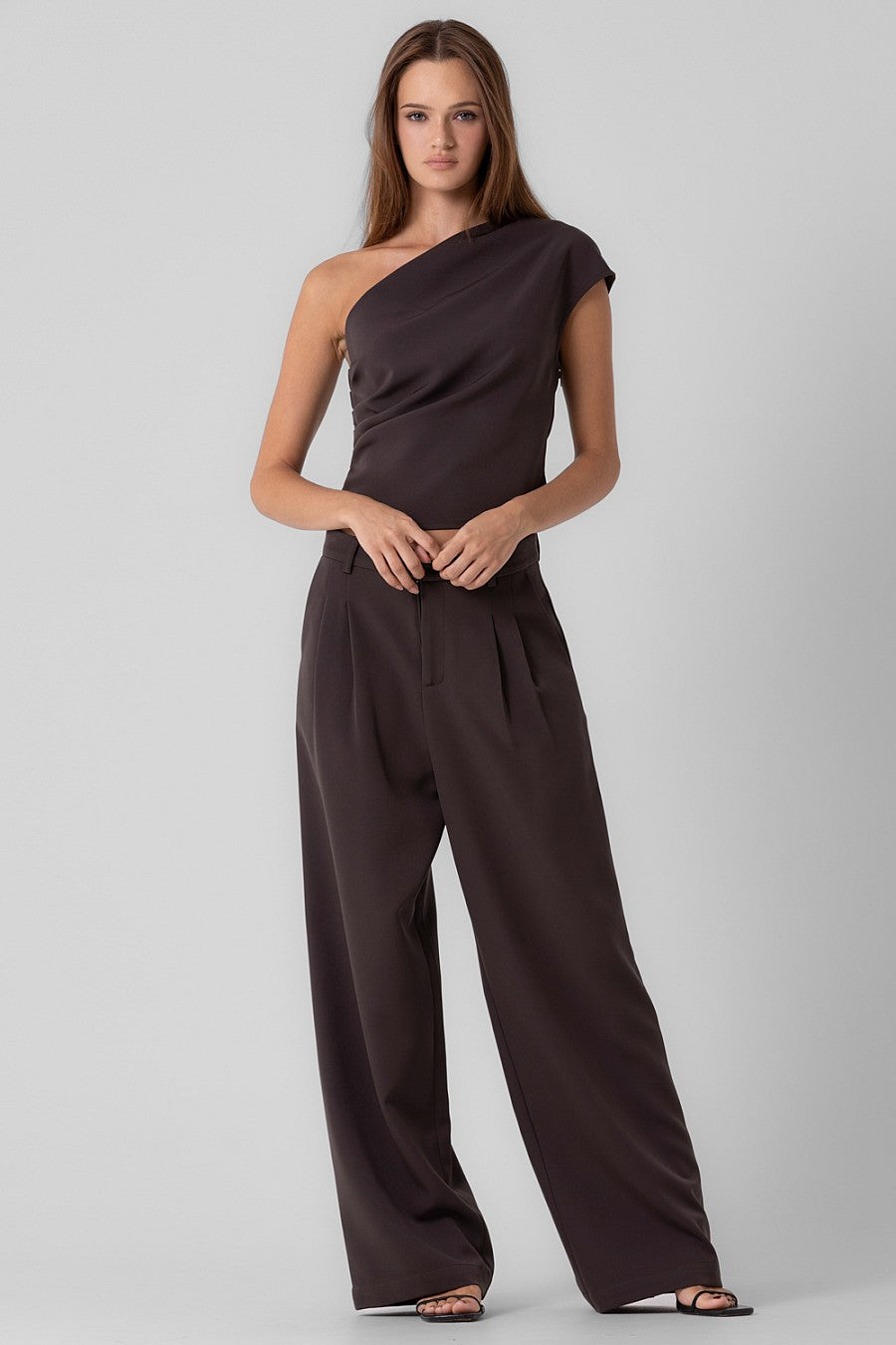 ONE SHOULDER TOP AND
PANTS SET