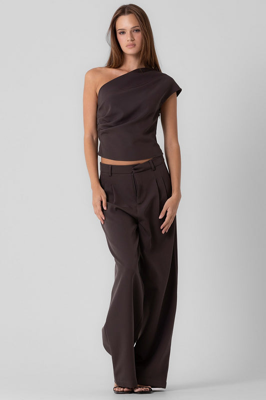 ONE SHOULDER TOP AND
PANTS SET