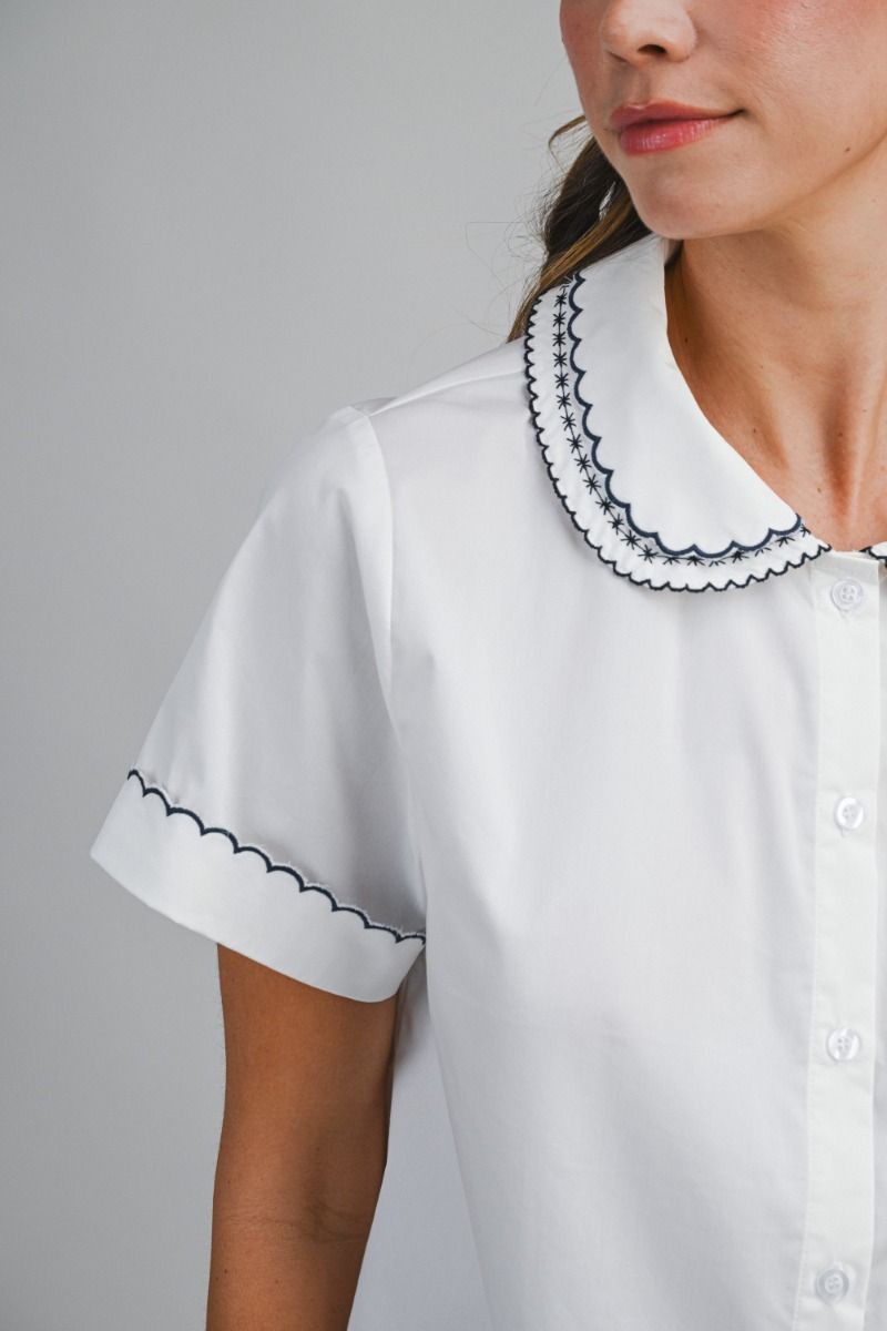 Poplin short-sleeve shirt featuring a rounded Peter Pan collar.
