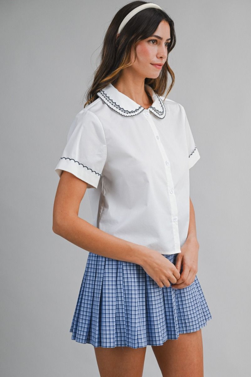 Poplin short-sleeve shirt featuring a rounded Peter Pan collar.