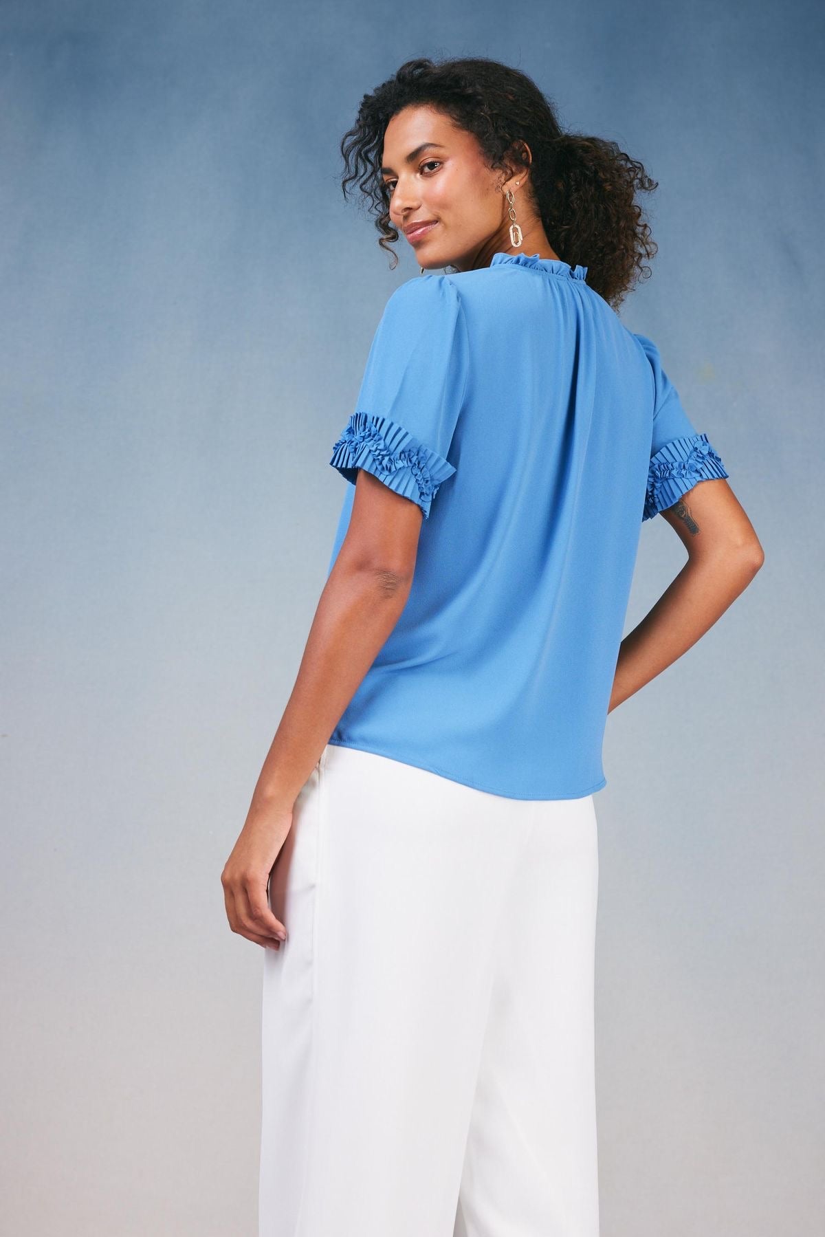 PLEATED CUFF SHORT-SLEEVE SPLIT NECK
BLOUSE