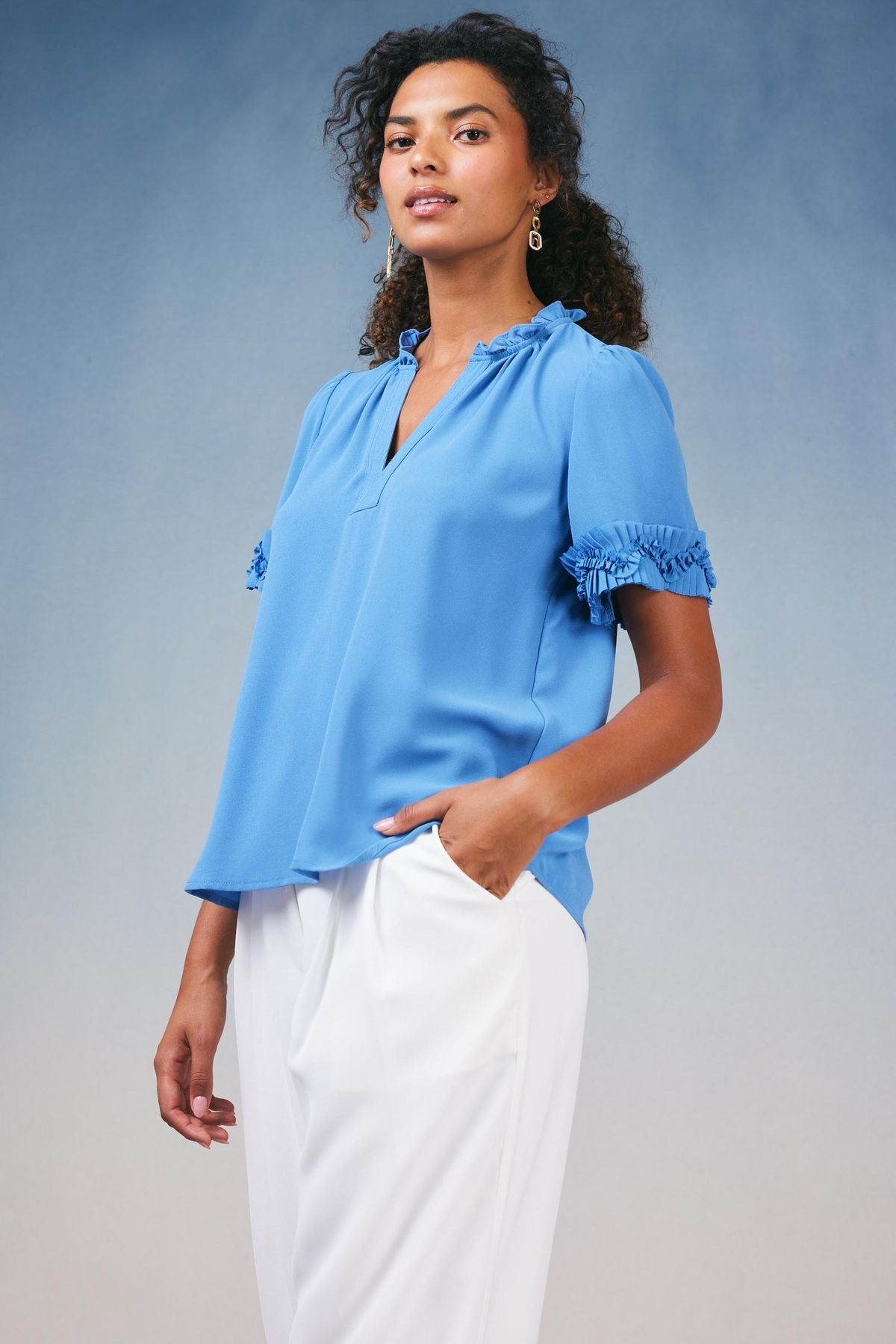 PLEATED CUFF SHORT-SLEEVE SPLIT NECK
BLOUSE